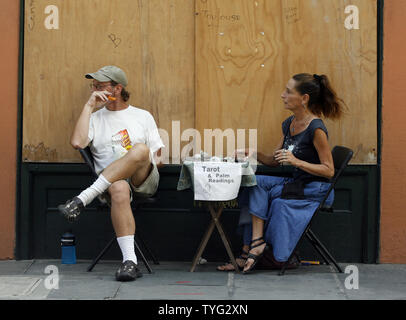 Business è stata lenta per Tarot card reader Donna Kraft come ella si sedette con amico Richard Anthony nella parte anteriore di un intavolato store in New Orleans French Quarter Agosto 27, 2012. La Tempesta del percorso previsto rimane drappeggiati attraverso il New Orleans area il National Hurricane Center ha detto. UPI/A.J. Sisco Foto Stock