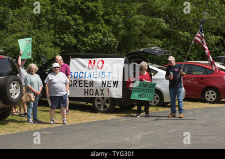 Dimostranti di Dennis, Massachusetts a un municipio incontro con noi il senatore ed Markey al Dennis Playhouse sul Cape Cod Foto Stock