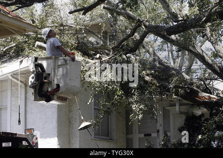 Un lavoratore con una rimozione alberi azienda lavora per rimuovere un grande albero da un uptown New Orleans home Settembre 1, 2012. Sono Repairmen pettinatura della città alla ricerca di alberi abbattuti e linee di alimentazione dopo l uragano Isaac ha colpito la città già all' inizio di questa settimana. Con potenza ancora in molte parti della città e le temperature in 90s con indici di calore vicino al 100, residenti possono solo aspettare con ansia per equipaggi lentamente a ripristinare l'alimentazione. UPI/A.J. Sisco Foto Stock