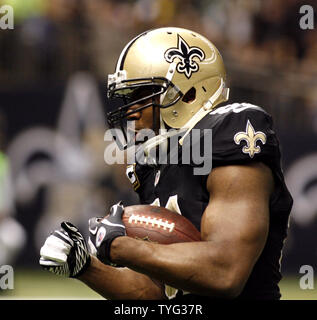 New Orleans Saints fuori linebacker Jonathan Vilma (51) intercetta Carolina Panthers quarterback Cam Newton e lo restituisce per 18 metri e un touchdown durante il secondo trimestre al Mercedes-Benz Superdome di New Orleans, in Louisiana sul dicembre 30, 2012. UPI/A.J. Sisco Foto Stock