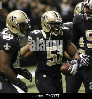 New Orleans Saints fuori linebacker Jonathan Vilma (51) festeggia con i compagni di squadra dopo l'intercettazione Carolina Panthers quarterback Cam Newton e di restituirla per 18 metri e un touchdown al Mercedes-Benz Superdome di New Orleans, in Louisiana sul dicembre 30, 2012. UPI/A.J. Sisco Foto Stock