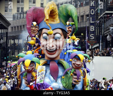 Il giullare galleggiante, un allegro simbolo del Mardi Gras, rotoli del Rex parade passato San Charles Avenue e Canal Street a New Orleans il martedì grasso, 12 febbraio 2013, come spettatori raggiungere per talloni. Parate laminato e il partito è andato su nonostante sporadici di docce. UPI/A.J. Sisco Foto Stock