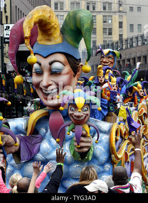 Il giullare galleggiante, un allegro simbolo del Mardi Gras, rotoli del Rex parade passato San Charles Avenue e Canal Street a New Orleans il martedì grasso, 12 febbraio 2013, come spettatori raggiungere per talloni. Parate laminato e il partito è andato su nonostante sporadici di docce. UPI/A.J. Sisco Foto Stock