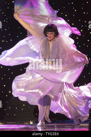 Vicky Butterfly di Londra, Inghilterra, esegue al Casino' Harrah's durante la quinta edizione del Festival di Burlesque a New Orleans, Louisiana il 20 settembre 2013. Il New Orleans Burlesque Festival è stato fondato nel 2009 con un particolare accento sulla classica e tradizionale burlesco prevalente in New Orleans dal 1920 attraverso la 1940's. Il principale evento è una competizione con alcuni dei migliori ballerini burlesque nel mondo che si contenderanno il titolo di "Regina di Burlesque". UPI/Bevil Knapp Foto Stock