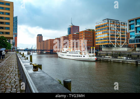 Amburgo, Germania - Luglio 25, 2017: i palazzi e le barche della Sandtor Inver Harbour Foto Stock