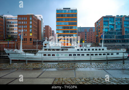 Amburgo, Germania - Luglio 25, 2017: i palazzi e le barche della Sandtor Inver Harbour Foto Stock