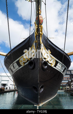 La prua / prua di SS Gran Bretagna, Brunel's Steam alimentato nave nel bacino di carenaggio e in una giornata di sole con cielo blu - ora un museo attrazione di Bristol. Regno Unito. (109) Foto Stock