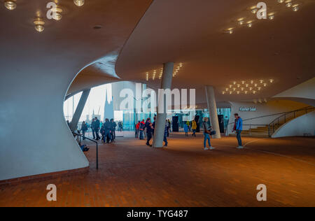 Amburgo, Germania - Luglio 25, 2017: le persone nella sala del Palazzo Elbphilharmonie Foto Stock