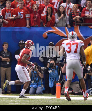 Alabama wide receiver Amari Cooper (9) Battiti Ohio State linebacker Joshua Perry (37) nella zona di estremità per un 15-cantiere touchdown reception come running back Jalston Fowler (45) celebra il cliente durante la prima metà della Allstate Sugar Bowl playoff semifinale college football gioco al Mercedes-Benz Superdome di New Orleans, in Louisiana il 1 gennaio 2015. Foto di David Tulis/UPI Foto Stock