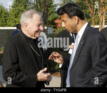 L'arcivescovo Gregory Aymond M. e Governatore della Louisiana Bobby Jindal chat prima di una ghirlanda di cerimonia di posa all'uragano Katrina memoriale dove quasi 100 rivendicati o unidentified vittime dell uragano Katrina sono interrati, Agosto 29, 2015. Foto di AJ Sisco/UPI Foto Stock