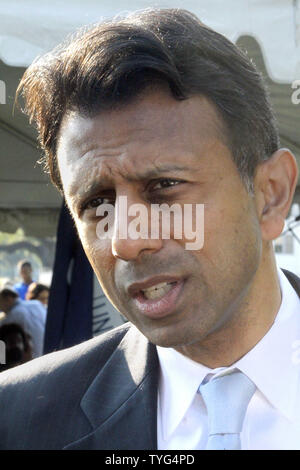 Il Governatore della Louisiana Bobby Jindal frequentare una ghirlanda di cerimonia di posa all'uragano Katrina memoriale dove quasi 100 rivendicati o unidentified vittime dell uragano Katrina sono interrati, Agosto 29, 2015. Foto di AJ Sisco/UPI Foto Stock