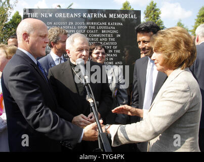 Sindaco Mitch Landrieu, sinistra, arcivescovo Gregory Aymond M., Governatore della Louisiana Bobby Jindal e U.S. Casa dei Rappresentanti leader della minoranza Nancy Pelosi frequentare una ghirlanda di cerimonia di posa all'uragano Katrina memoriale dove quasi 100 rivendicati o unidentified vittime dell uragano Katrina sono interrati, Agosto 29, 2015. Foto di AJ Sisco/UPI Foto Stock