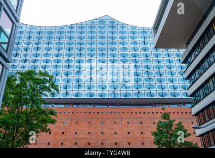 Amburgo, Germania - Luglio 25, 2017: Verso l'alto vista della Elbphilharmonie Palace Foto Stock