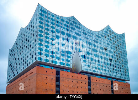 Amburgo, Germania - Luglio 25, 2017: Verso l'alto vista della Elbphilharmonie Palace Foto Stock