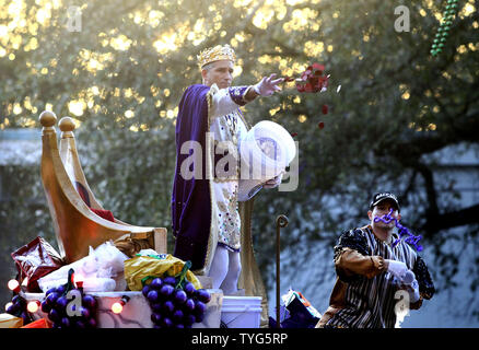 Attore Jim Caviezel, meglio conosciuto per il suo ruolo di Gesù Cristo nel blocco 2004- buster La Passione di Cristo, regna da Bacco XLIX, Domenica, 26 febbraio 2017. Il Krewe di Bacco è stato il rotolamento sul tradizionale Mardi Gras Uptown percorso dal 1969. Foto di AJ Sisco/UPI Foto Stock