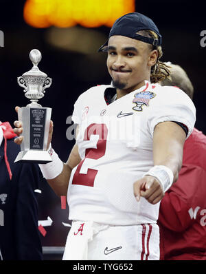 Alabama Crimson Tide quarterback Jalen fa male (2) mantiene il più eccezionale giocatori difensivo trofeo dopo Alabama battere la Clemson Tigers nell'Allstate Sugar Bowl a Mercedes-Benz Superdome su Gennaio 1, 2018 a New Orleans. Foto di AJ Sisco/UPI Foto Stock