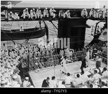 Il presidente Harry Truman e i membri del suo partito partecipare a un programma di intrattenimento offerto dall'equipaggio della U. S. S. Augusta sul ben coperta. Egli è tornato negli Stati Uniti dopo aver frequentato la Conferenza di Potsdam in Germania. Foto Stock