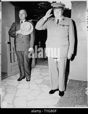 Il presidente Harry Truman e il Primo Ministro Winston Churchill salutate come una band britannica riproduce la stella Lamas Banner in occasione del Presidente Truman la prima visita al Primo ministro Churchill's residence durante la Conferenza di Potsdam. Foto Stock