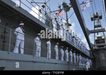 RITA, Guam (nov. 8, 2016) velisti assegnati per il sommergibile offerta USS Frank cavo (come 40), l'uomo le guide dopo il ritorno da un mese a cinque distribuzione. Cavo di Frank partì di Guam il 6 giugno è stata una persistente presenza in tutta la Indo-Asia-regione del Pacifico durante il suo dispiegamento fornendo flessibilità di importanza vitale per la flotta dei comandanti, estendendo la gamma e impatto di U.S. forze navali negli Stati Uniti La marina di quinta e settima flotte. Distribuito a Guam, Frank Cavo combinato della marina militare e di comando Sealift equipaggio ha il compito di fornire le informazioni critiche guerra riparazioni, il riarmo e nuovo provisioning di dep Foto Stock