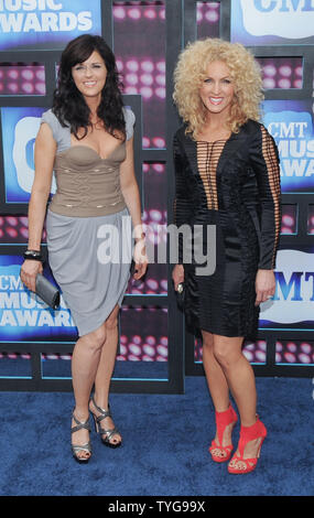 Karen Fairchild (L) e Kimberly Schlapman di Little Big Town arrivare alla Country Music Television Awards a Nashville, nel Tennessee il 9 giugno 2010. UPI/Alexis C. Glenn Foto Stock