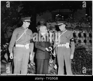 Il presidente Harry Truman pone con due membri della polizia militare che guard il Little White House, la residenza del Presidente Truman, durante il suo soggiorno a Potsdam, in Germania per la Conferenza di Potsdam. Essi sono in piedi di fronte a casa. Foto Stock