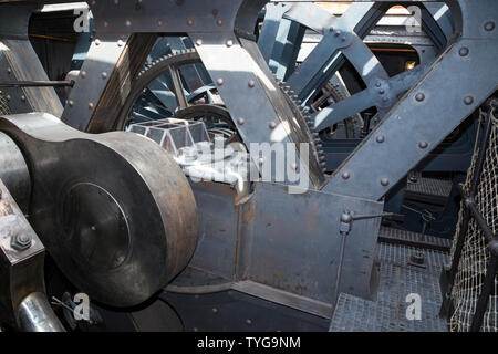 Motore ricreato e disposizione di ruote dentate, catene di ingranaggi e cilindri motore la SS Gran Bretagna, la nave da ferro a vapore di Brunel in darry dock a Bristol, Regno Unito. (109) Foto Stock