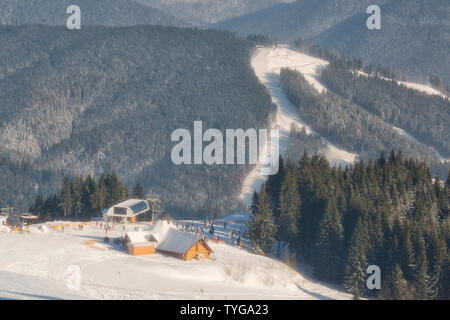 Splendida vista su impianti di risalita e piste da sci in montagna in inverno resort Foto Stock