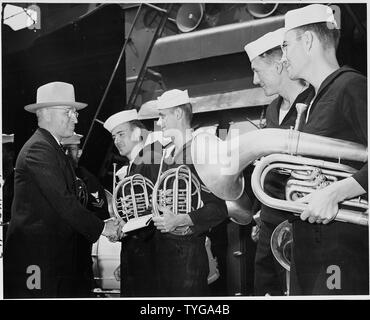 Il presidente Harry Truman grazie ai membri della nave la band dopo uno dei loro concerti in U. S. S. Augusta al largo di Plymouth in Inghilterra. Il Presidente Truman si prepara a tornare negli Stati Uniti dopo aver frequentato la Conferenza di Potsdam in Germania. Foto Stock