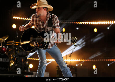 Jason Aldean esegue presso la Country Music Association (CMA) Music Festival di Nashville il 7 giugno 2012. UPI/Terry Wyatt Foto Stock