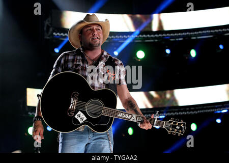 Jason Aldean esegue presso la Country Music Association (CMA) Music Festival di Nashville il 7 giugno 2012. UPI/Terry Wyatt Foto Stock