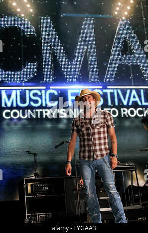 Jason Aldean esegue presso la Country Music Association (CMA) Music Festival di Nashville il 7 giugno 2012. UPI/Terry Wyatt Foto Stock