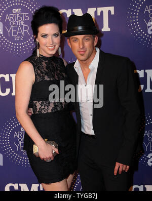 Thompson Square passeggiate il tappeto rosso al 2012 CMT Artists of the Year Awards di Franklin, Tennessee il 3 dicembre 2012. UPI/Terry Wyatt Foto Stock