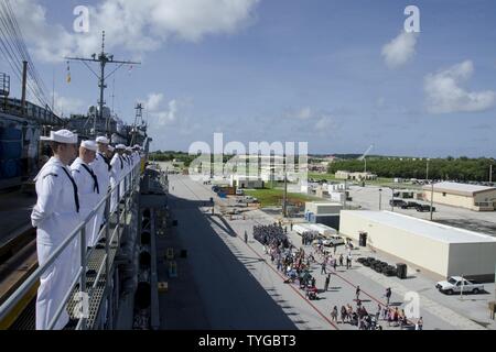 RITA, Guam (nov. 8, 2016) - velisti assegnati per il sommergibile offerta USS Frank cavo (come 40) uomo le rotaie come la nave tira nella Base Navale di Guam dopo aver completato un periodo di cinque mesi di distribuzione. Cavo di Frank partì di Guam il 6 giugno è stata una persistente presenza in tutta la Indo-Asia-regione del Pacifico durante il suo dispiegamento fornendo flessibilità di importanza vitale per la flotta dei comandanti, estendendo la gamma e impatto di U.S. forze navali negli Stati Uniti La marina di quinta e settima flotte. Distribuito a Guam, Frank Cavo combinato della marina militare e di comando Sealift equipaggio ha il compito di fornire le informazioni critiche guerra riparazioni, r Foto Stock