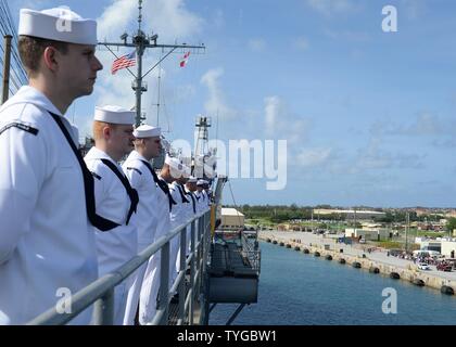 RITA, Guam (nov. 8, 2016) - velisti assegnati per il sommergibile offerta USS Frank cavo (come 40) uomo le rotaie come la nave tira nella Base Navale di Guam dopo aver completato un periodo di cinque mesi di distribuzione. Cavo di Frank partì di Guam il 6 giugno è stata una persistente presenza in tutta la Indo-Asia-regione del Pacifico durante il suo dispiegamento fornendo flessibilità di importanza vitale per la flotta dei comandanti, estendendo la gamma e impatto di U.S. forze navali negli Stati Uniti La marina di quinta e settima flotte. Distribuito a Guam, Frank Cavo combinato della marina militare e di comando Sealift equipaggio ha il compito di fornire le informazioni critiche guerra riparazioni, r Foto Stock