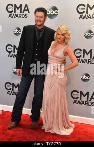 Miranda Lambert e Blake Shelton arrivare sul tappeto rosso per la XLVIII annuale di musica country assegna alla Bridgestone Arena di Nashville il 5 novembre 2014. UPI/Kevin Dietsch Foto Stock