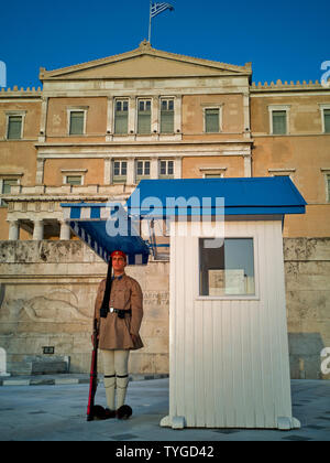 Atene Grecia. Cambio della guardia in piazza Syntagma di fronte al Parlamento ellenico Foto Stock