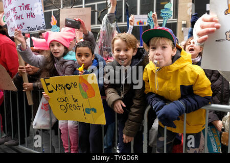 Manifestanti tenere segni come grandi folle si raccolgono in una donna marzo per protestare contro la elezione di Donald Trump come presidente degli Stati Uniti il 21 gennaio 2017 in New York City. Donna Marche si svolgono nelle città di tutto il paese. Ieri, Donald Trump divenne il quarantacinquesimo Presidente degli Stati Uniti a un giuramento nella cerimonia di Washington DC. Foto da Dia Dipasupil/UPI Foto Stock