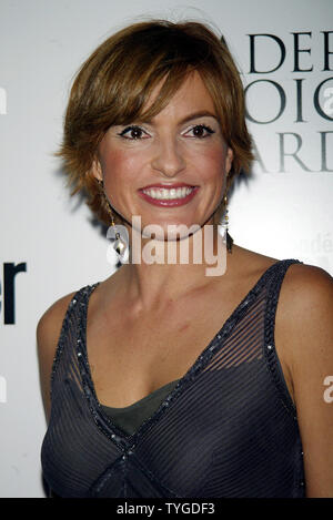 La rivista Conde Nast Traveler 16TH annuale Readers Choice Awards: Mariska Hargitay pone per le immagini come arriva al XVI annuale Readers' Choice Awards al Guggenheim Museum di New York il 9 ottobre 2003. (UPI/LAURA CAVANAUGH) Foto Stock