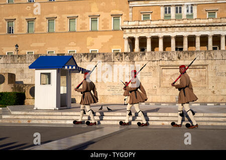 Atene Grecia. Cambio della guardia in piazza Syntagma di fronte al Parlamento ellenico Foto Stock