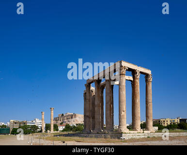 Atene Grecia.Il Tempio di Zeus Olimpio. L'Acropoli e la Partrhenon in background Foto Stock