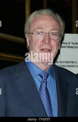 Michael Caine pone per le foto al cocktail alla reception per lo screening del suo nuovo film 'L'istruzione' presso il Plaza Hotel di New York il 3 dicembre 2003. (UPI foto/Laura Cavanaugh) Foto Stock