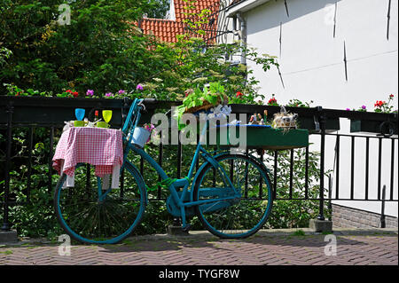 Edam, NOORD-HOLLAND/Paesi Bassi - 2019.06.15: splendidamente arredato bicicletta su spuistraat ponte kaizersgracht Foto Stock