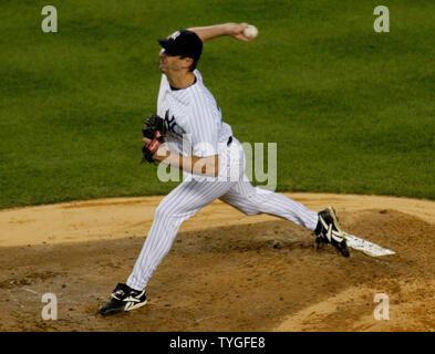 New York Yankee di starter Kevin Brown piazzole dei Boston Red Sox ma viene prelevato nel secondo inning dopo aver camminato due e ha colpito un runner durante il gioco finale della American League Championship Series svoltosi allo Yankee Stadium il 20 ottobre 2004 nella città di New York. (UPI foto/Monika Graff) Foto Stock