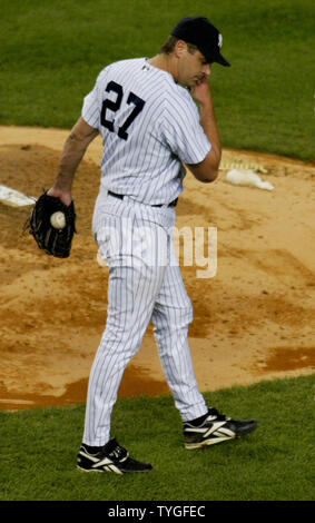 New York Yankee di starter Kevin Brown reagisce come egli cammina un runner nella seconda ining contro i Boston Red Sox durante il gioco finale della American League Championship Series svoltosi allo Yankee Stadium il 20 ottobre 2004 nella città di New York. (UPI foto/Monika Graff) Foto Stock