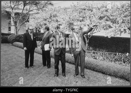 Il presidente Nixon saluta il Sud Presidente vietnamita Nguyen Van Thieu davanti di Marine un elicottero; Portata e contenuto: Nella foto: Richard M. Nixon, Nguyen Van Thieu. Oggetto: Capi di Stato - S.E. Asia. Foto Stock