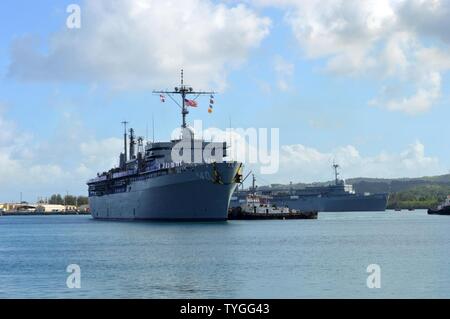 SANTA RITA, Guam (nov. 8, 2016) - velisti assegnati per il sommergibile offerta USS Frank cavo (come 40) uomo le rotaie come la nave tira nella Base Navale di Guam dopo aver completato un periodo di cinque mesi di distribuzione. Cavo di Franco partì di Guam il 6 giugno è stata una persistente presenza in tutta la Indo-Asia-regione del Pacifico durante il suo dispiegamento fornendo flessibilità di importanza vitale per la flotta dei comandanti, estendendo la gamma e impatto di U.S. forze navali negli Stati Uniti La marina di quinta e settima flotte. Distribuito a Guam, Frank Cavo combinato della marina militare e di comando Sealift equipaggio ha il compito di fornire le informazioni critiche guerra la riparazione Foto Stock