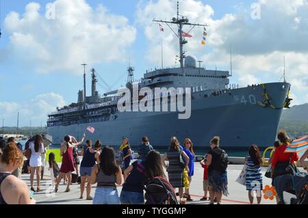 SANTA RITA, Guam (nov. 8, 2016) - La famiglia e gli amici guardare come velisti assegnati per il sommergibile offerta USS Frank cavo (come 40) uomo le rotaie come la nave tira nella Base Navale di Guam dopo aver completato un periodo di cinque mesi di distribuzione. Cavo di Franco partì di Guam il 6 giugno è stata una persistente presenza in tutta la Indo-Asia-regione del Pacifico durante il suo dispiegamento fornendo flessibilità di importanza vitale per la flotta dei comandanti, estendendo la gamma e impatto di U.S. forze navali negli Stati Uniti La marina di quinta e settima flotte. Distribuito a Guam, Frank Cavo combinato della marina militare e di comando Sealift equipaggio ha la missione di fornire Foto Stock