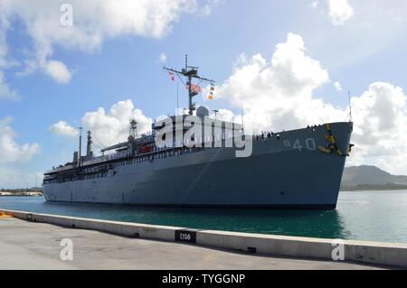 SANTA RITA, Guam (nov. 8, 2016) - velisti assegnati per il sommergibile offerta USS Frank cavo (come 40) uomo le rotaie come la nave tira nella Base Navale di Guam dopo aver completato un periodo di cinque mesi di distribuzione. Cavo di Franco partì di Guam il 6 giugno è stata una persistente presenza in tutta la Indo-Asia-regione del Pacifico durante il suo dispiegamento fornendo flessibilità di importanza vitale per la flotta dei comandanti, estendendo la gamma e impatto di U.S. forze navali negli Stati Uniti La marina di quinta e settima flotte. Distribuito a Guam, Frank Cavo combinato della marina militare e di comando Sealift equipaggio ha il compito di fornire le informazioni critiche guerra la riparazione Foto Stock