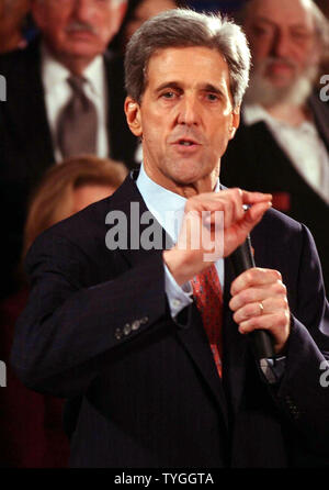 Elezioni presidenziali democratiche speranzoso il Senatore John Kerry delinea la sua campagna obiettivi durante il suo Feb 23, 2004 rally di Harlem, a New York. (UPI/Ezio Petersen) Foto Stock