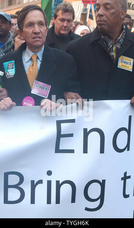 Ex candidato presidenziale democratico sost. Dennis Kucinich cammina con una manifestazione di protesta per il primo anniversario dell'inizio della guerra in Iraq il 20 marzo 2004 a New York. (UPI/D.Van) Foto Stock